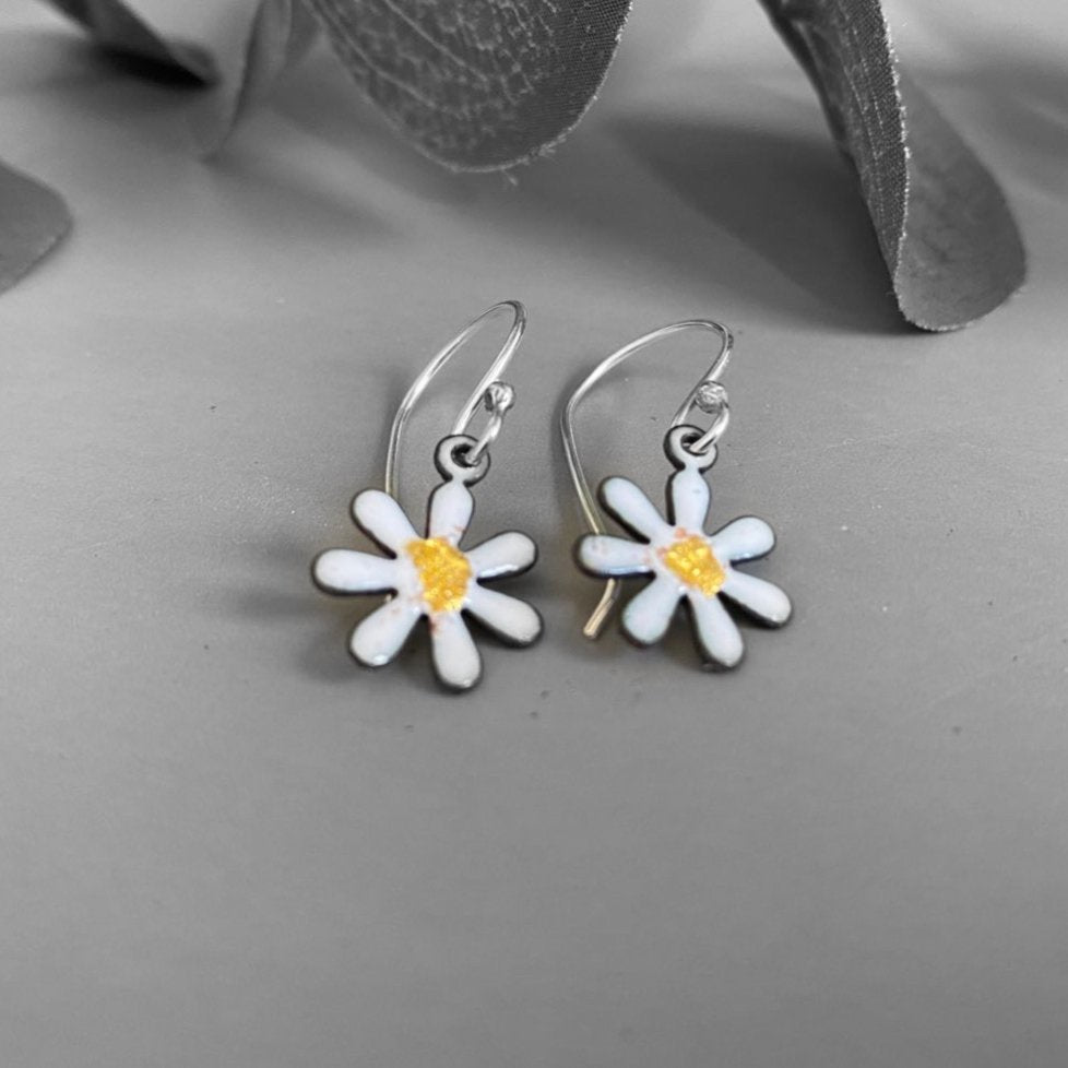 Daisy deals drop earrings